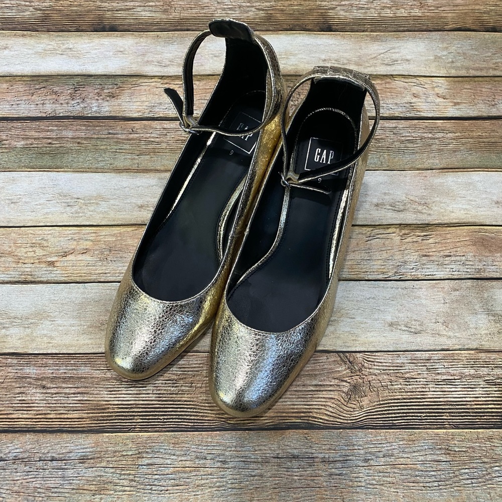 Gap gold Mary Jane style block heel round toe heels size 9